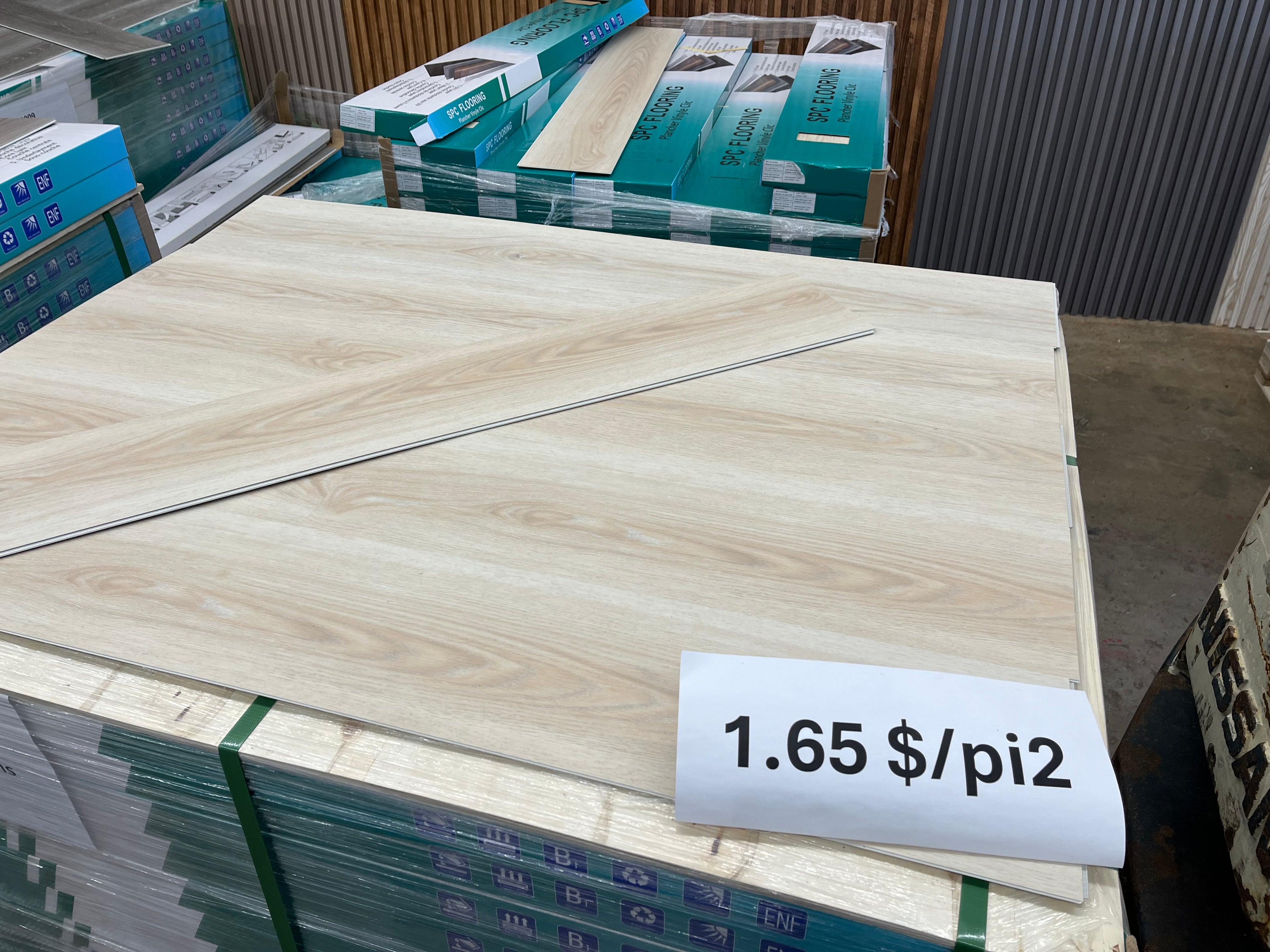 Plancher Vinyle clic. boîte de 24,16 pi².    CRD001