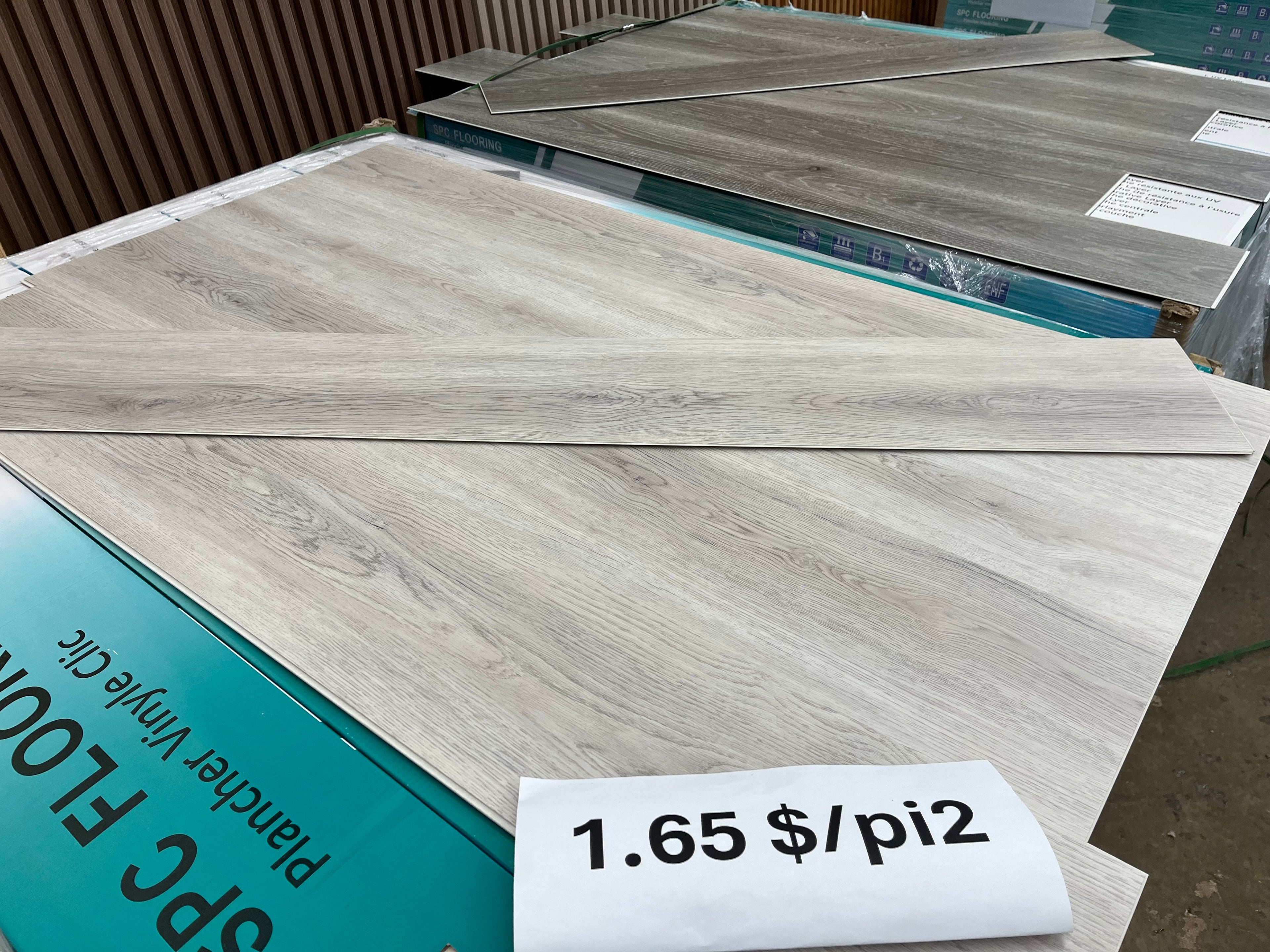 Plancher Vinyle clic. boîte de 24,16 pi².       CRD004